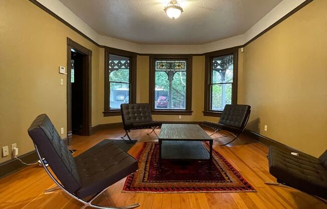 Large Victorian in Goose Hollow-   5 Bedrooms