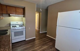 2 beds, 1 bath, 900 sqft, $925, Unit 209 W. School # 2