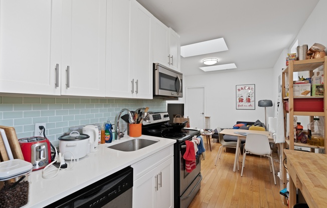 2 beds, 1 bath, $4,000, Unit 3-L