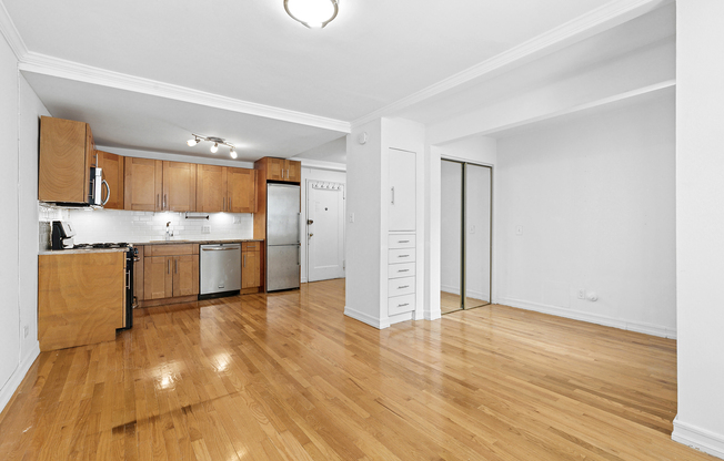 305 W 18 ST