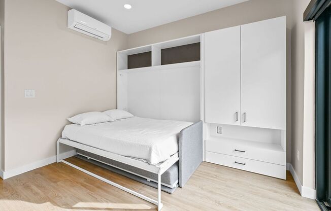 Studio, 1 bath, 402 sqft, $1,225, Unit 302