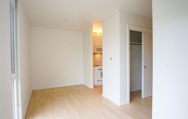 Buckman: Light & Bright 1 Bdr with D/W, A/C, & Washer/Dryer!