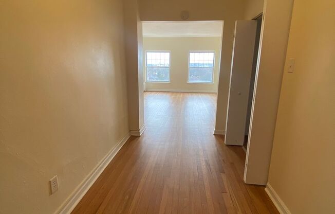 1 bed, 1 bath, 572 sqft, $1,510, Unit Old King Edward 86