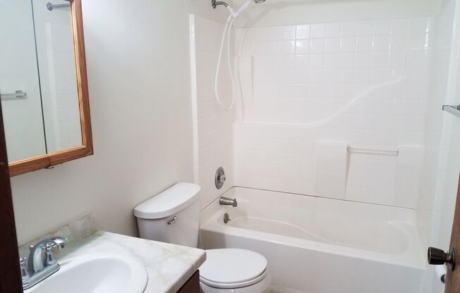 2 beds, 1 bath, $850, Unit 808