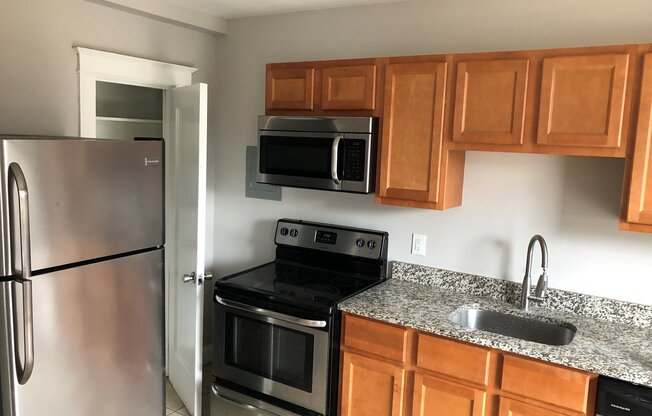 2 beds, 1 bath, 900 sqft, $1,100, Unit D