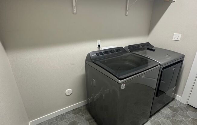 New on Market! Close to Freeway and Shopping!