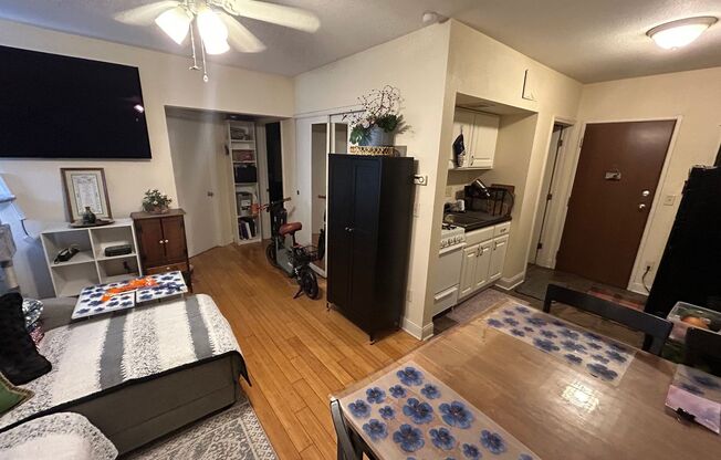 2 beds, 1 bath, $1,025, Unit 103
