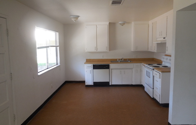 Sweet 2 bed near Golden Valley High School