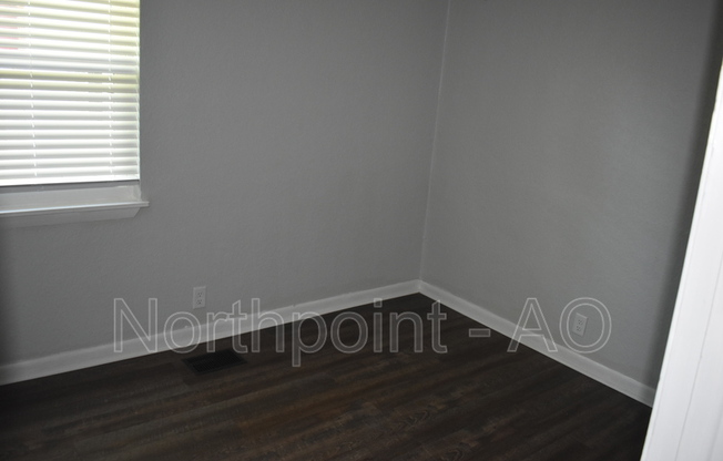 3 beds, 1 bath, 950 sqft, $1,295