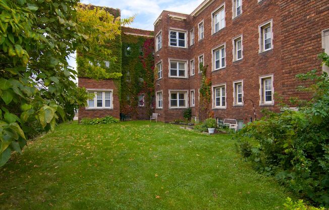 2 beds, 1 bath, 1,000 sqft, $1,325, Unit 302
