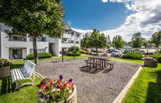 Farr Court Apartments Outdoor Courtyard and Seating Area