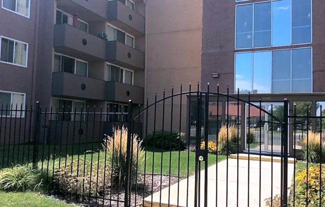 2 beds, 2 baths, 928 sqft, $1,120, Unit 1945 Peoria St #303