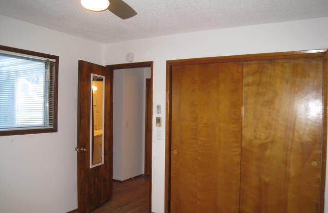 2 beds, 1 bath, 980 sqft, $1,695, Unit 1B