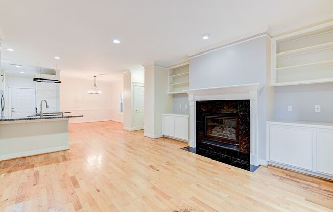 Chic Three-Story Home: Ideal Living Near Rice Village and More!