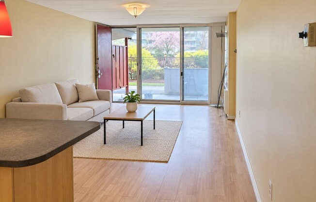 2 beds, 1 bath, 810 sqft, $3,000, Unit T35