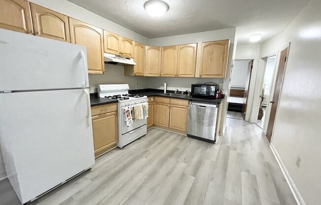 2 beds, 1 bath, $3,800, Unit 2