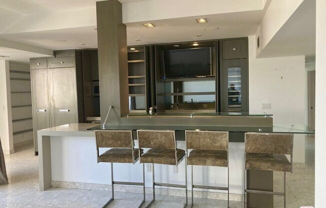 2 beds, 3 baths, 2,085 sqft, $7,250, Unit 1207