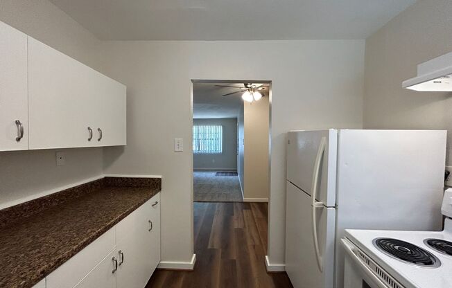 2 beds, 1 bath, $895, Unit MA9136