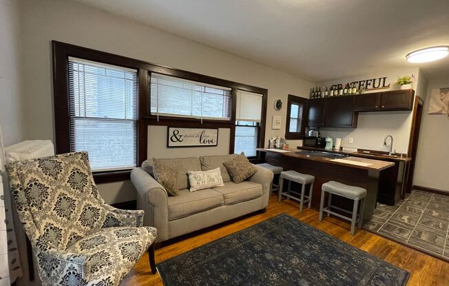 1514 w Lake St - Uptown Living Only Steps from Lakes & Restaurants, Shopping, Etc!