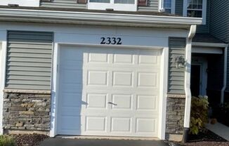 beautiful 2 bed 2.5 Bath spacious town home