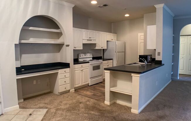 Gorgeous 2 bedroom with Courtyard view!