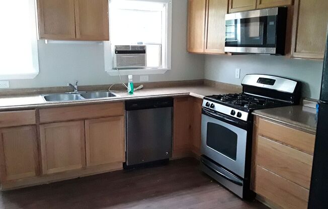 3 beds, 1 bath, $1,199