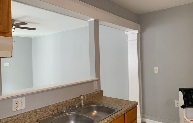 2 beds, 1 bath, $1,495, Unit 2915B Bruxelles St.