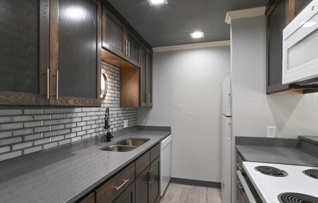 2 beds, 1 bath, $1,650, Unit 102