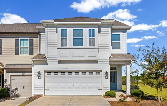 Gorgeous 3-bed 2.5 bath end unit Townhome in Paddlers Cove of Lake Wylie!