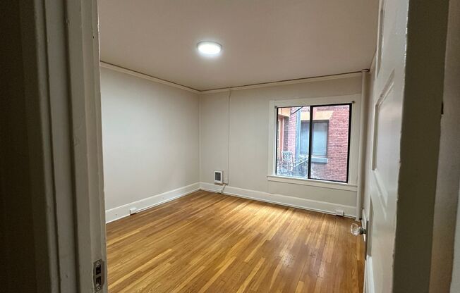 Studio, 1 bath, 330 sqft, $1,095, Unit 36