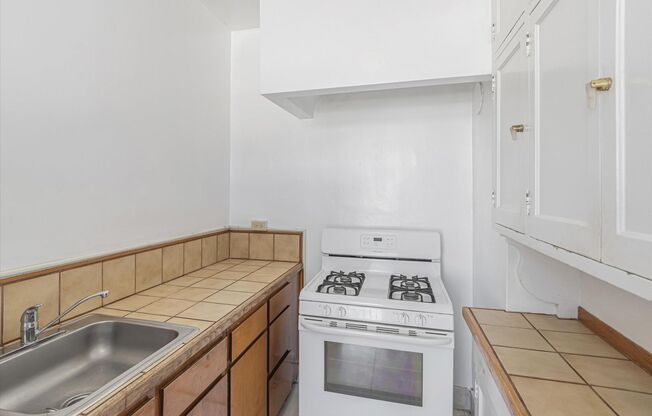 Studio, 1 bath, 430 sqft, $2,190, Unit 12