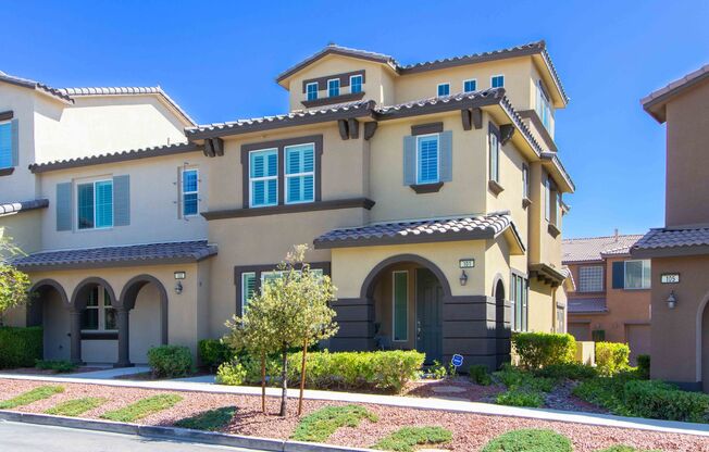 UNFURNISHED SUMMERLIN - IMMACULATE LUXURY TOWNHOUSE!