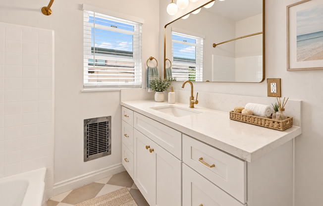Newly Remodeled 1-Bedroom Upper Unit in Alamitos Beach