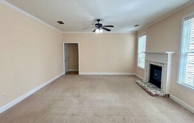 922 Lakeside Ct