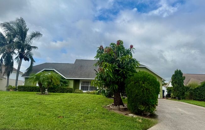 Beautiful Pool Home in Loma Vista, Davenport