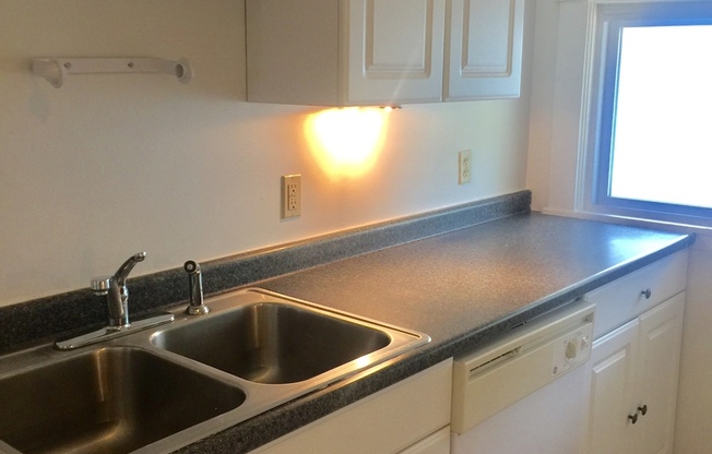 3 beds, 1 bath, $1,425, Unit 3