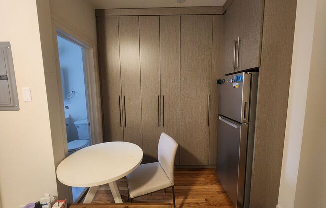 Studio, 1 bath, 450 sqft, $1,295, Unit 106
