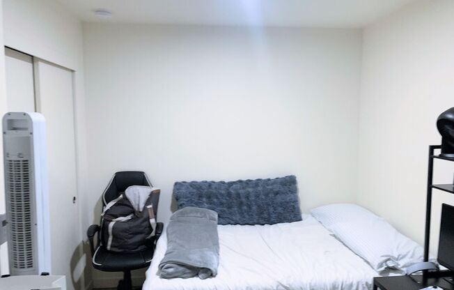 Studio, 1 bath, 348 sqft, $1,316, Unit 215