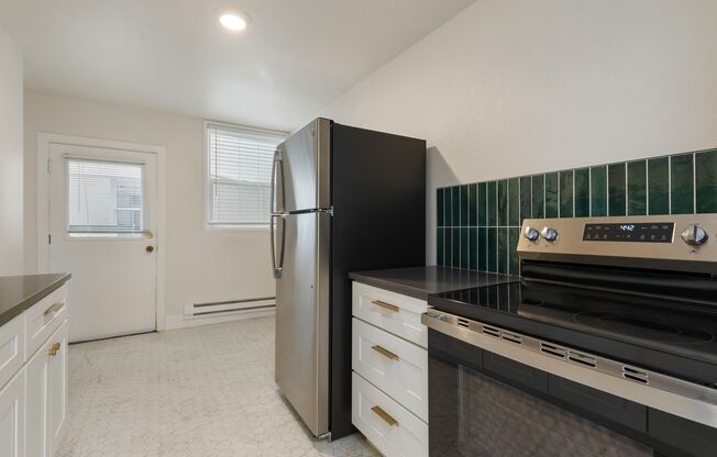 3 beds, 1 bath, 1,540 sqft, $3,425, Unit 1305-5