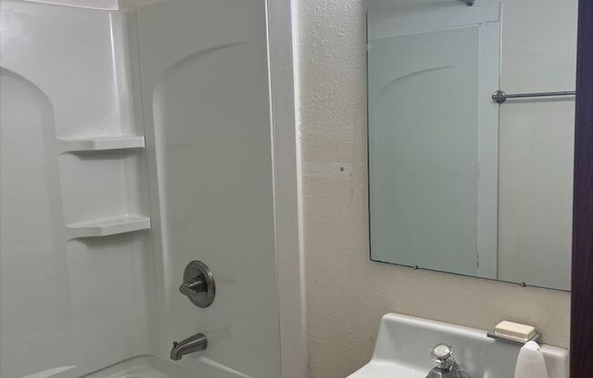 Studio, 1 bath, 460 sqft, $600, Unit 9