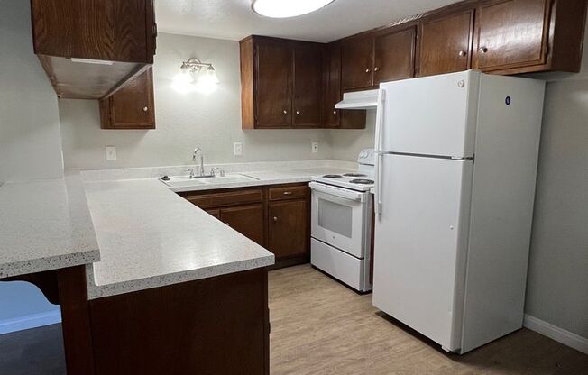 2 beds, 1 bath, 950 sqft, $1,515, Unit 37