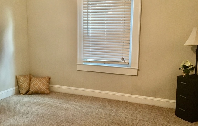 SPACIOUS 2 BED HOUSE!  If there was a picture of QUAINT in the dictionary, this house would be it.