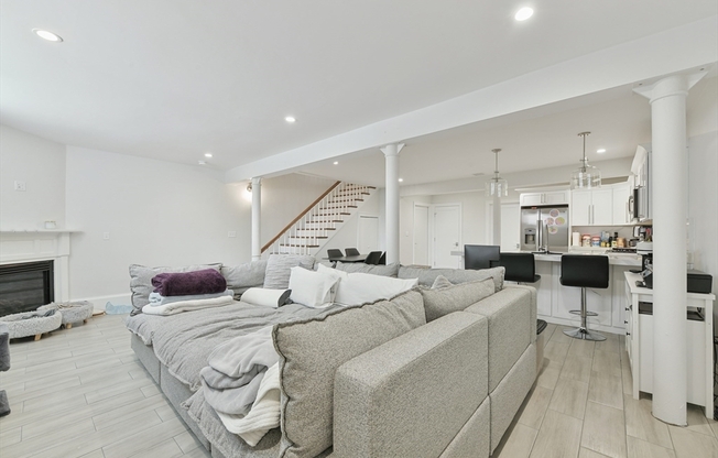 467 E 8 ST