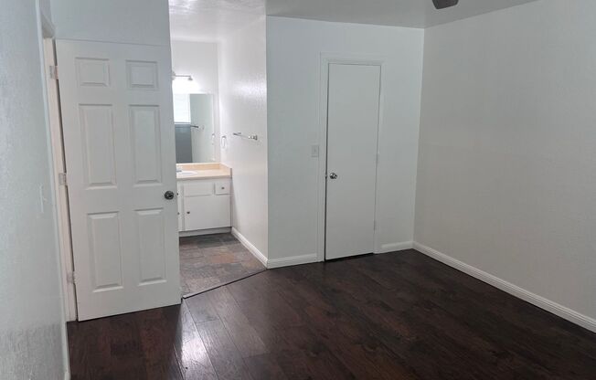 2 beds, 1 bath, 900 sqft, $1,000, Unit 20