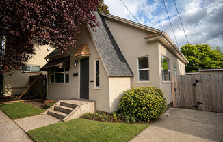 Uptown Village Cottage Home for Lease - 309 W. McLoughlin Blvd