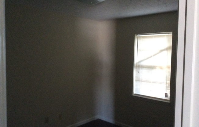 2 beds, 1 bath, $675, Unit C4