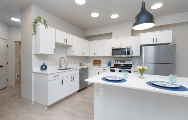 2 beds, 1 bath, 913 sqft, $1,900, Unit B-306