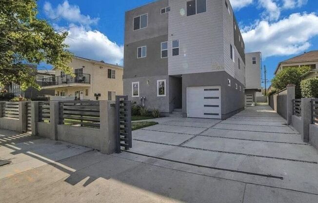 2303 1/2 HAUSER BLVD