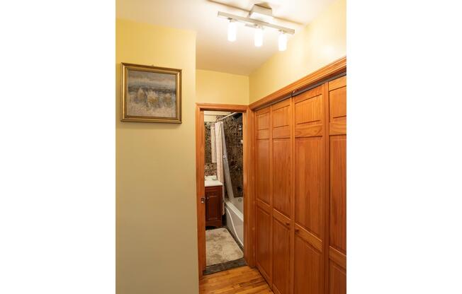 2 beds, 1 bath, $2,600, Unit D22