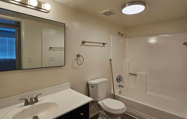 2 beds, 1 bath, 880 sqft, $1,100, Unit 211